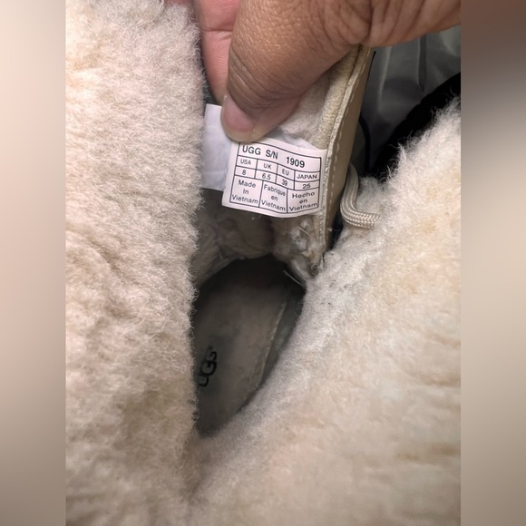 UGG women’s Adirondack III boot size 8 in cream colour - Picture 11 of 14